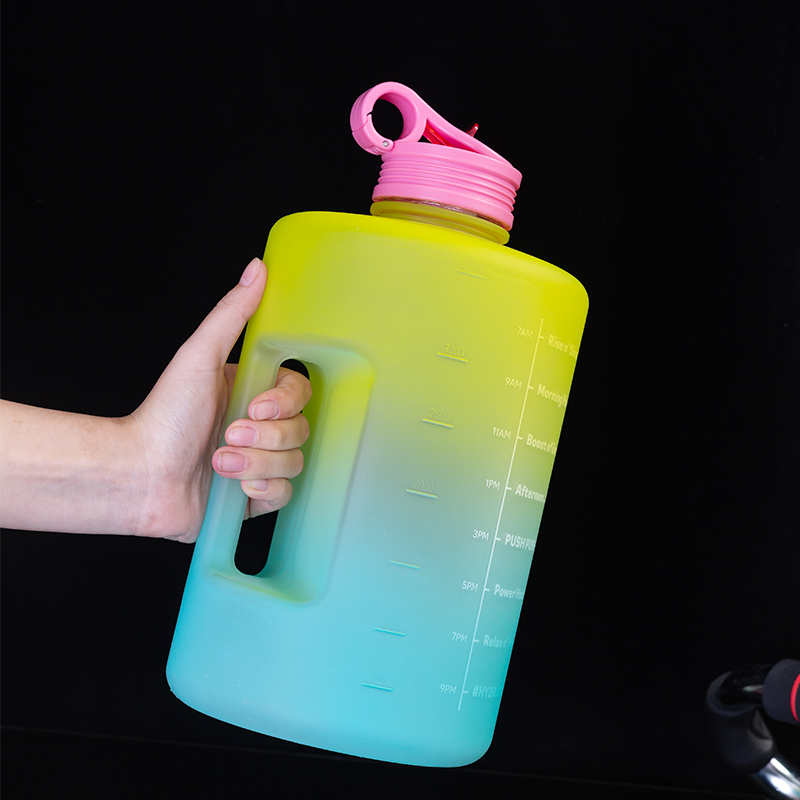 Botella de agua con mango de 1 galón DF201461