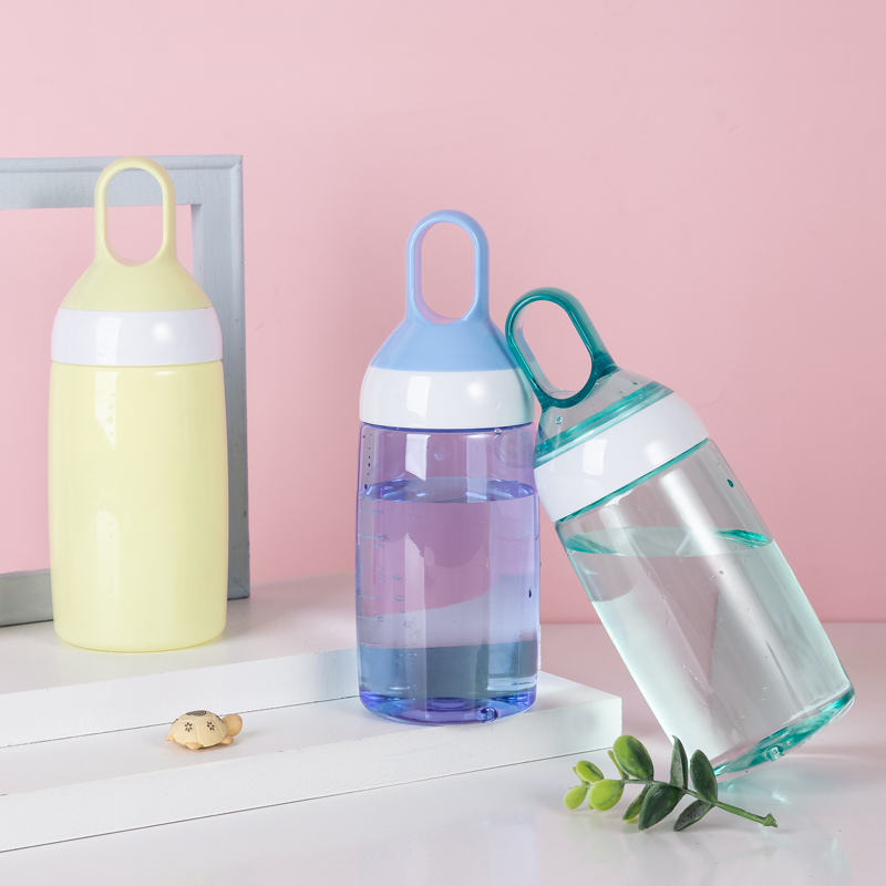 Botella de agua de plástico con agarre para los dedos 1996 420 ml