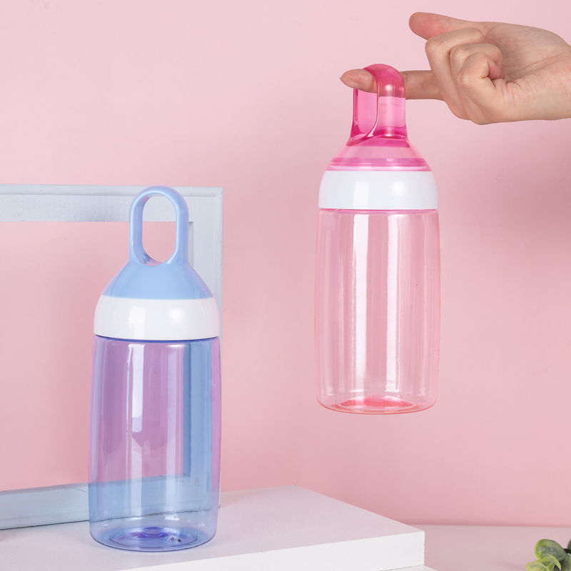 Botella de agua de plástico con agarre para los dedos 1996 420 ml