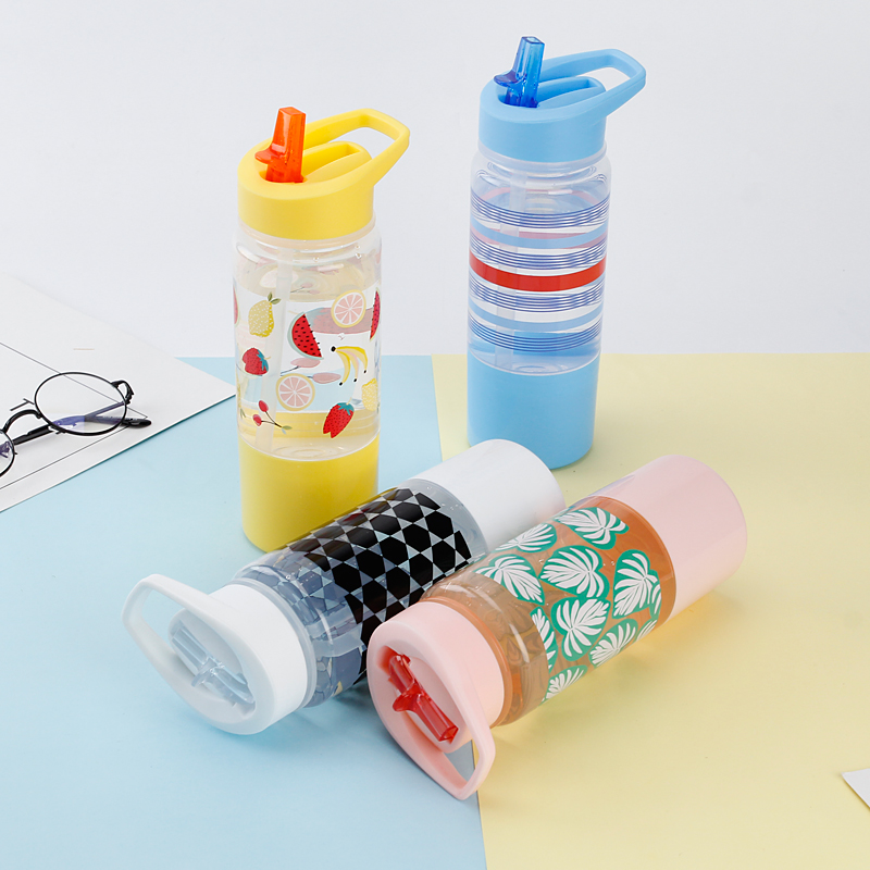 Botella de agua de plástico estilo taza para refrigerios 9688 580 ml