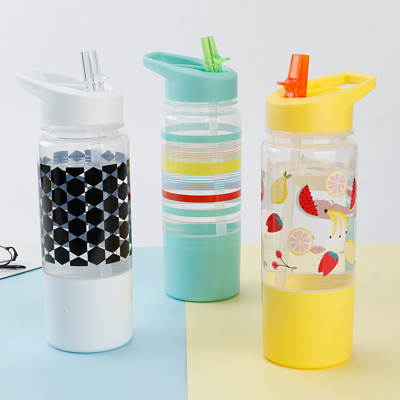Botella de agua de plástico estilo taza para refrigerios 9688 580 ml